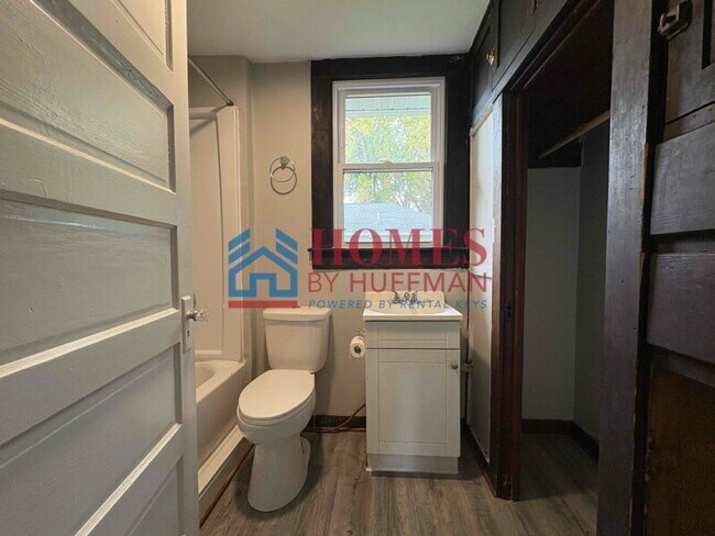 Building Photo - Two Bedroom House | Move in Ready