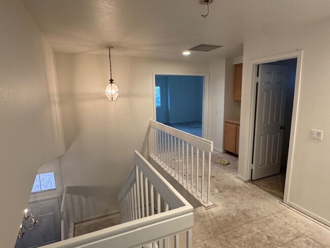 Building Photo - Beautifully Refreshed Home in a Family Nei...