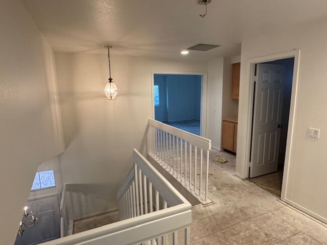 Building Photo - Beautifully Refreshed Home in a Family Neighborhood