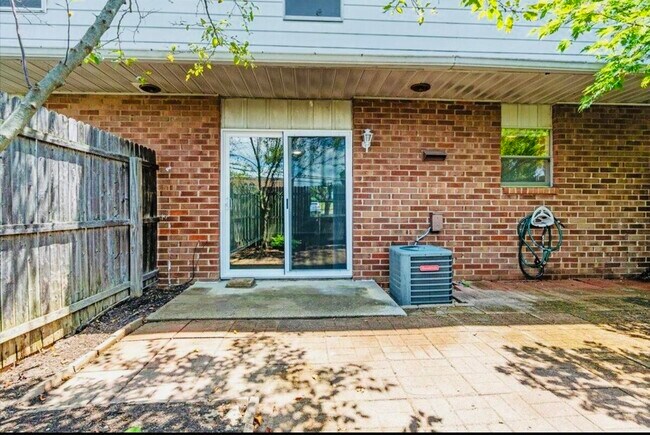 Building Photo - 3500 Warwick Dr