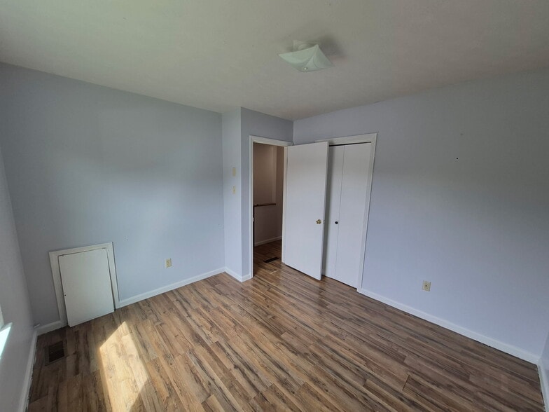 1st bedroom - 108 Lewis Ln