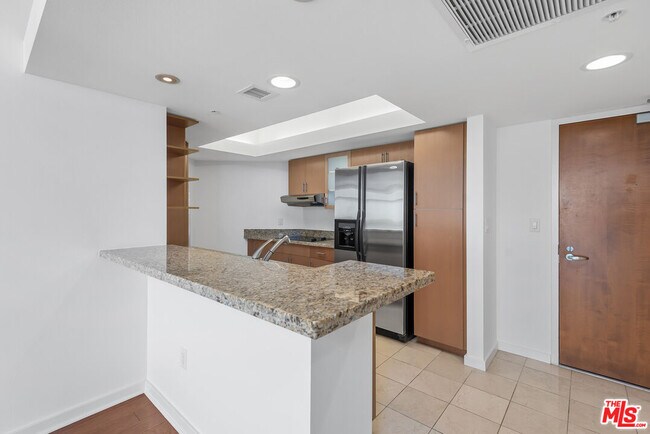 Building Photo - 13700 Marina Pointe Dr