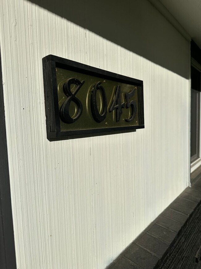 Building Photo - GORGEOUS RANCH STYLE HOME ON HUGE MANICURED LOT IN GARDEN HOME IN SW PORTLAND