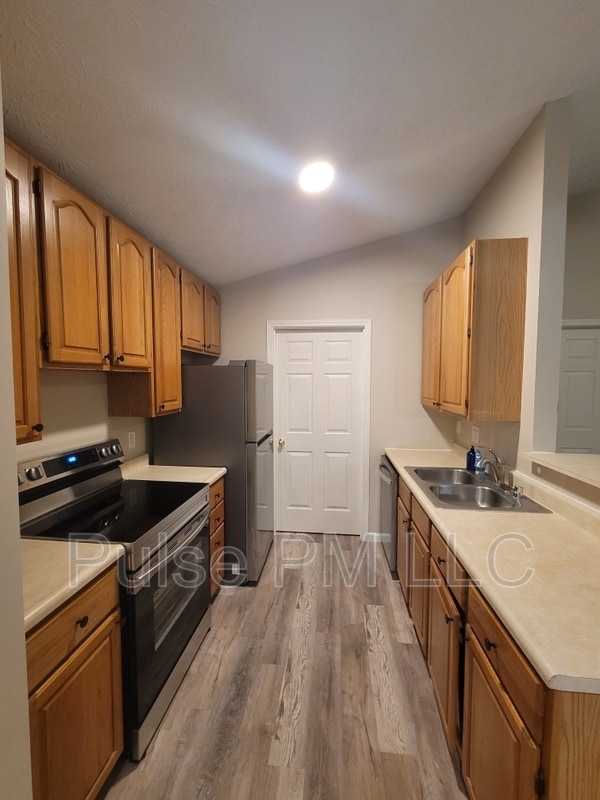 Building Photo - 2990 Sequoia Dr