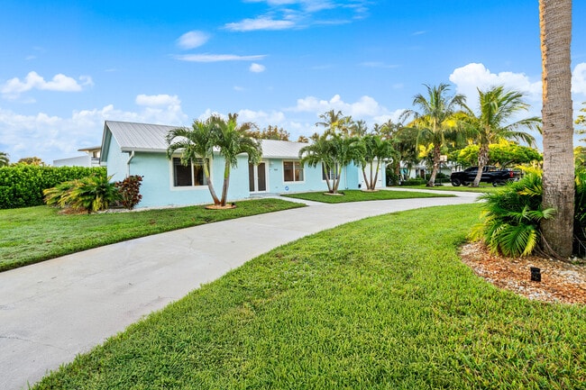 Building Photo - 9165 SE Yacht Club Cir