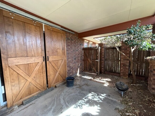 Building Photo - Large and Spacious 3 Bed Home! Mesa & Zia School District!