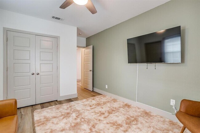 Building Photo - 3820 Calmont Ave