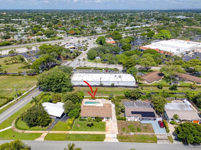 Building Photo - 704 Juniper Dr