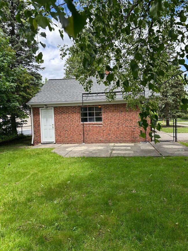 Building Photo - Spacious Colonial For Rent in Lyndhurst