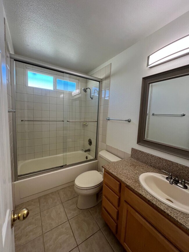 Building Photo - 414 21st St