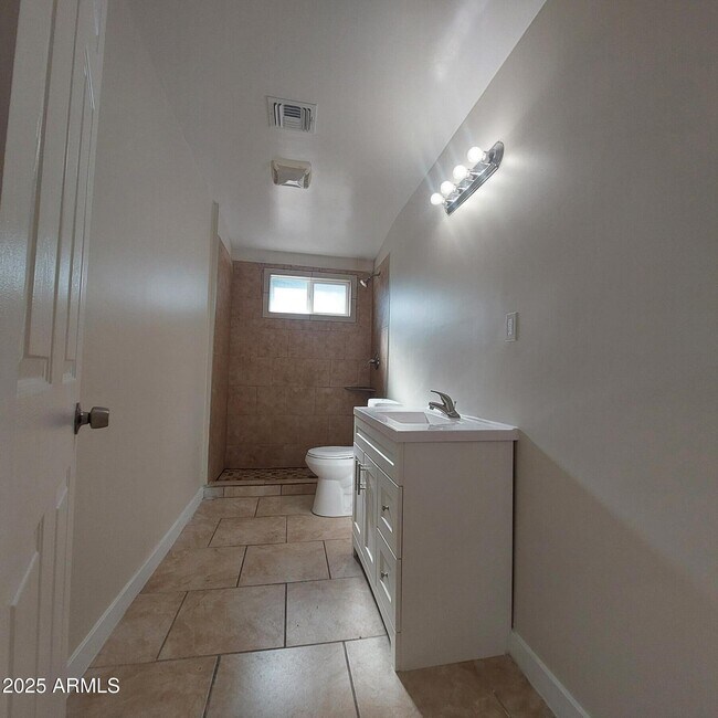 Building Photo - 3852 W Earll Dr