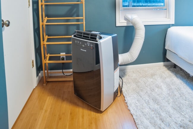 Building Photo - 11315 Roosevelt Way NE