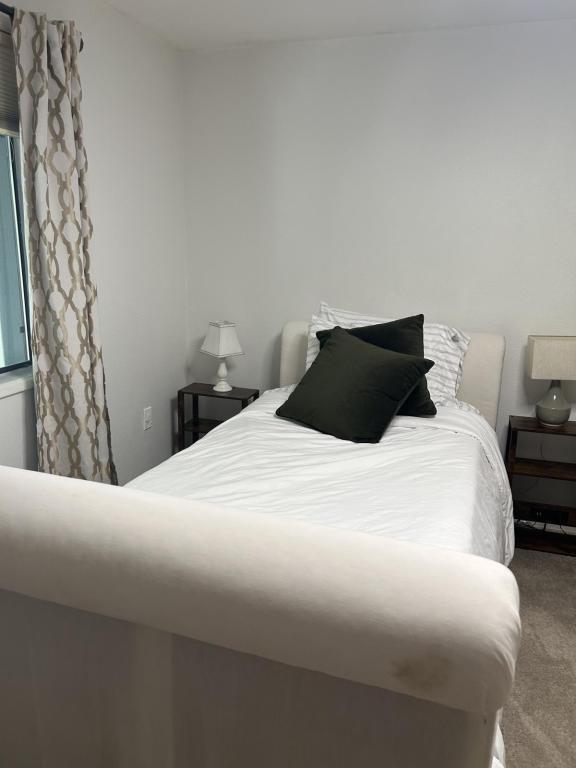 Building Photo - 2215 Poplar Dr