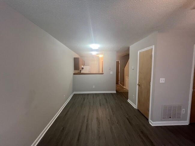 Building Photo - New Flooring!  New Paint!  Convenient to S...