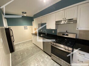 Building Photo - 9/1 No Fee! Sunny 3BR condo unit near Cleveland Circle!