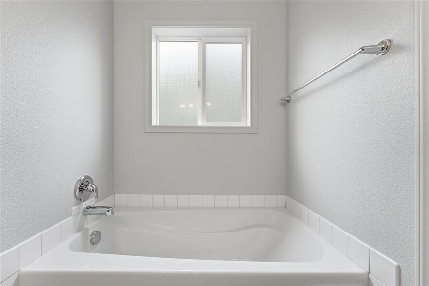 Building Photo - 12811 NE 49TH WAY