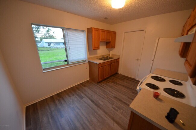 Building Photo - 1607 Fairfield Cir NE