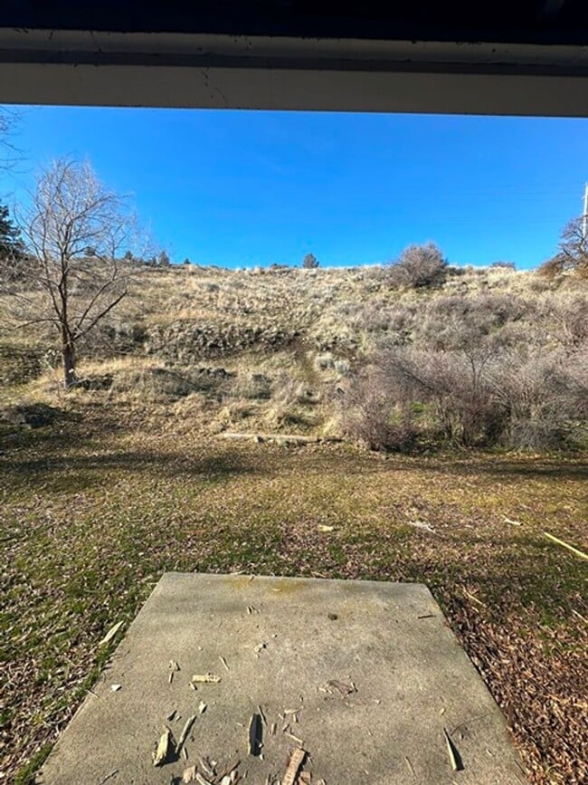 Building Photo - 2 Bedroom Upstairs Unit in 4-Plex