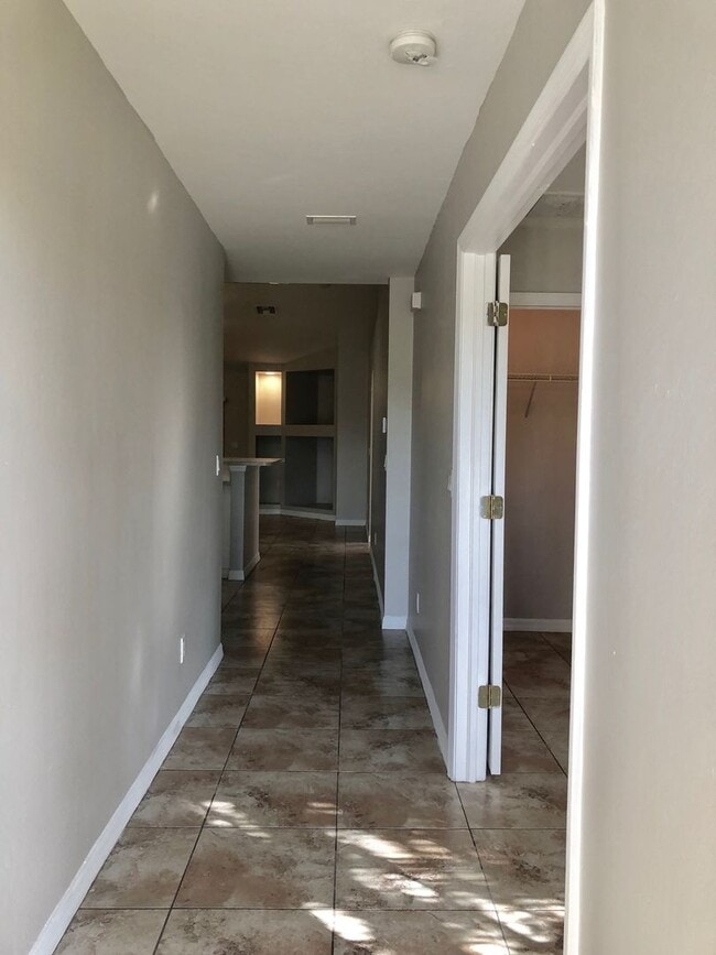 Building Photo - Experience this Large Cape Coral 3 bedroom...