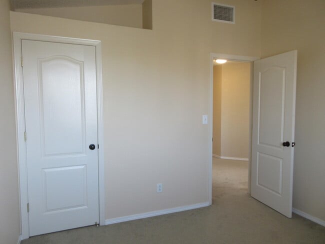 Building Photo - 14310 Island Point Dr