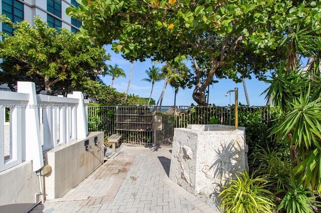 Building Photo - 1111 Crandon Blvd