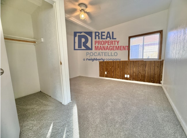 Building Photo - 5 bed 1.5 bath house - Pet Friendly