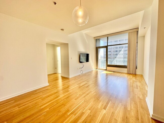 Building Photo - EPIC REA: GORGEOUS 1BD/ 1BA Condo w/ Amazing Views & Fabulous Rooftop