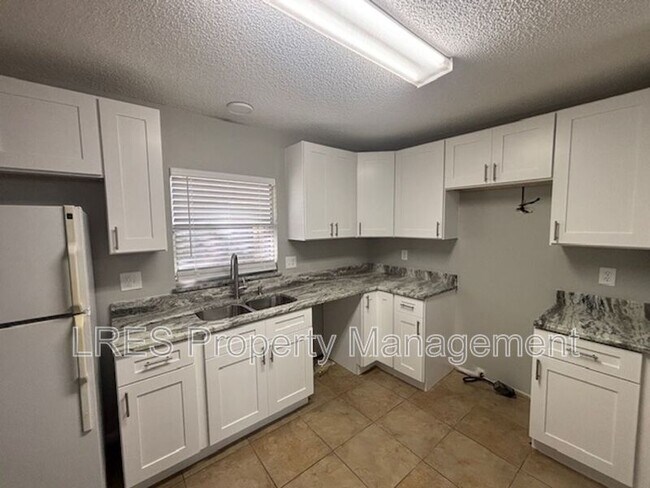 Building Photo - 1004 Stout Ct