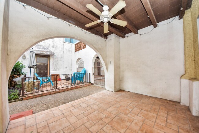 Building Photo - 2744 Briarhurst Dr