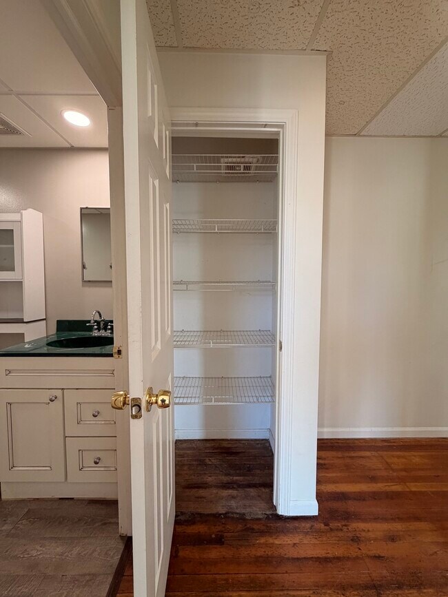 Building Photo - 226 N Benton St