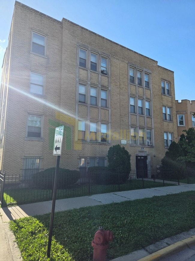 Building Photo - Bright & Spacious 2-Bedroom with Modern Up...