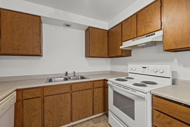 Building Photo - Charming townhome centrally located with great access to the Greenbelt and BSU!