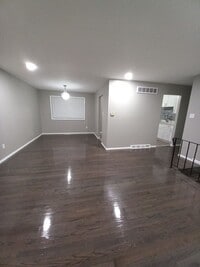 Building Photo - Stunning 3 Bedroom Bi-Level Home
