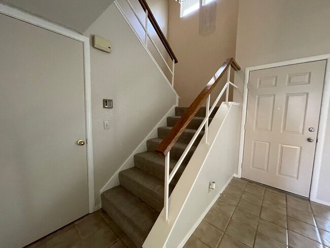 Building Photo - Spacious & Bright 3-Bedroom, 2 and 1/2 Bat...