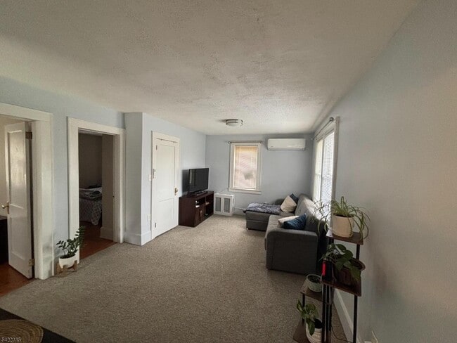 Building Photo - 61 Circle Dr