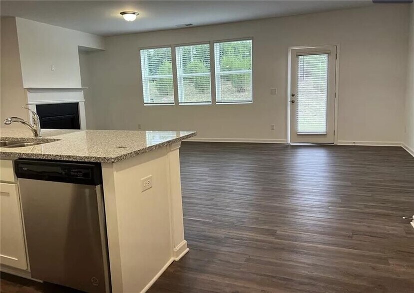 Building Photo - 6050 Sanford Pl