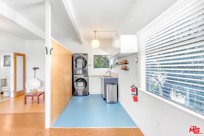 Building Photo - 2460 N Gower St