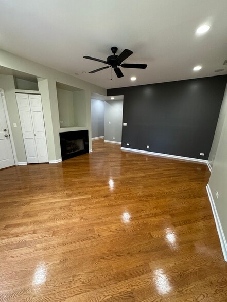 Living room - 1906 W Estes Ave