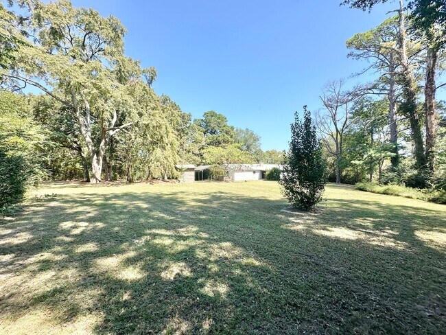 Building Photo - Tour Today! 3 Bed 1 Bath on 3 Acres with a...