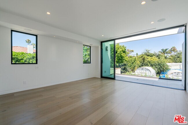 Building Photo - 444 Kings Rd