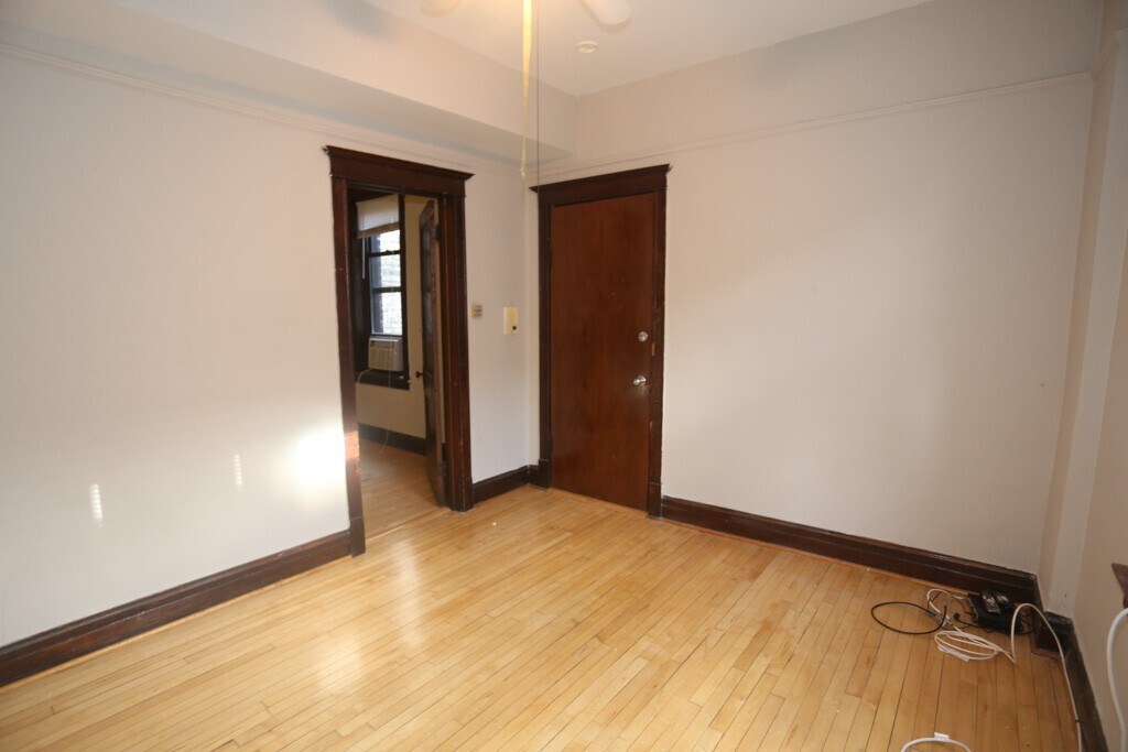 Building Photo - 1915 W Schiller St