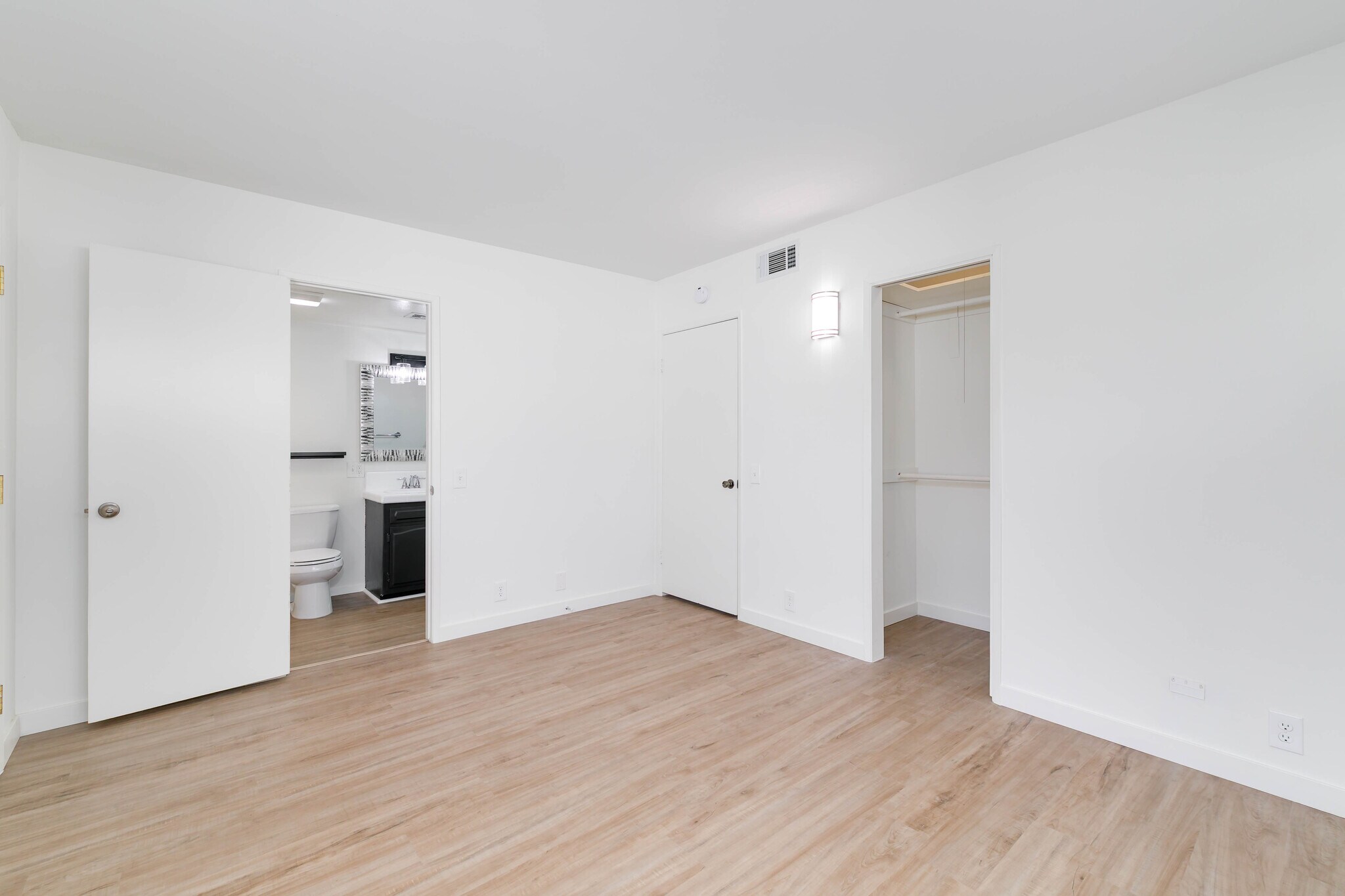 Building Photo - 1138 N Valley St