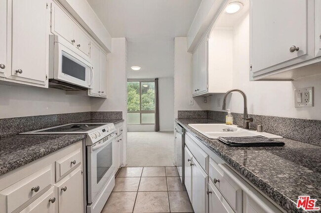 Building Photo - 809 S Bundy Dr