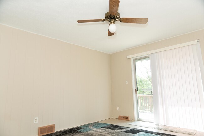 Building Photo - 10976 Shaker Dr