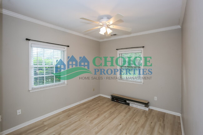 Building Photo - This cute as pie ground-floor condo is tuc...