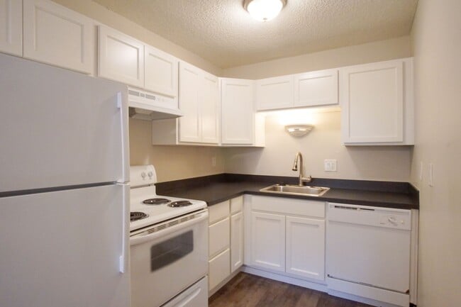 Building Photo - Spacious Ground-Floor One-Bedroom in Desir...
