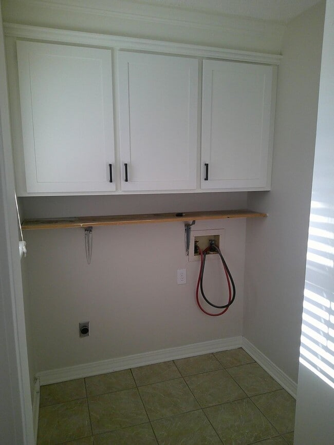 Building Photo - *****MOVE IN SPECIAL! 1/2 OFF 1ST MONTHS R...