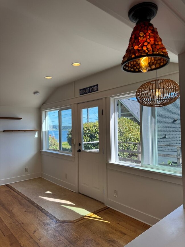 Building Photo - enchanting one bedroom beach cottage available now.....