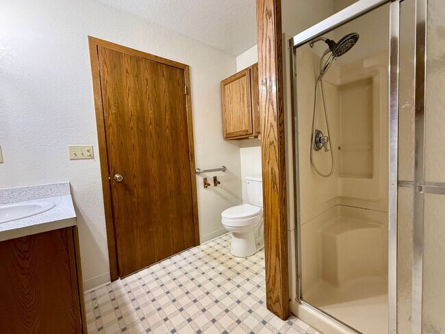 Building Photo - 5 Bedroom 2 Bathroom in Derby, KS