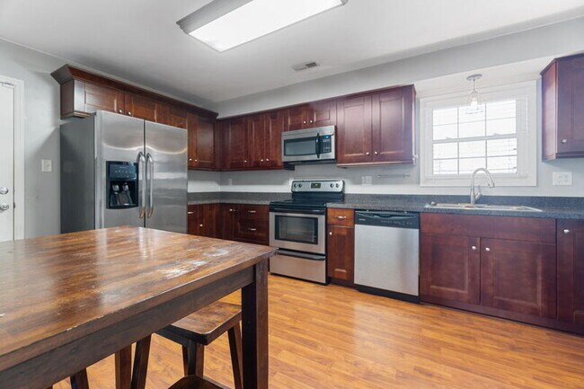 Building Photo - 1128 Grandy Ct